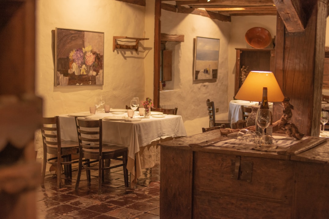 Caru' cu Bere interior (Photo via Unsplash)