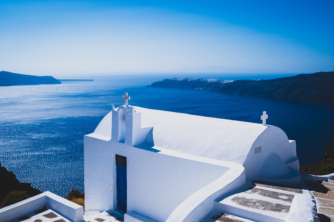 Imerovigli caldera (Photo via Unsplash)