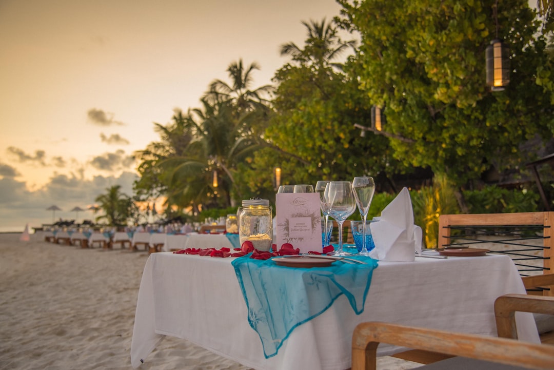 Maldives romantic dinner (Photo via Unsplash)