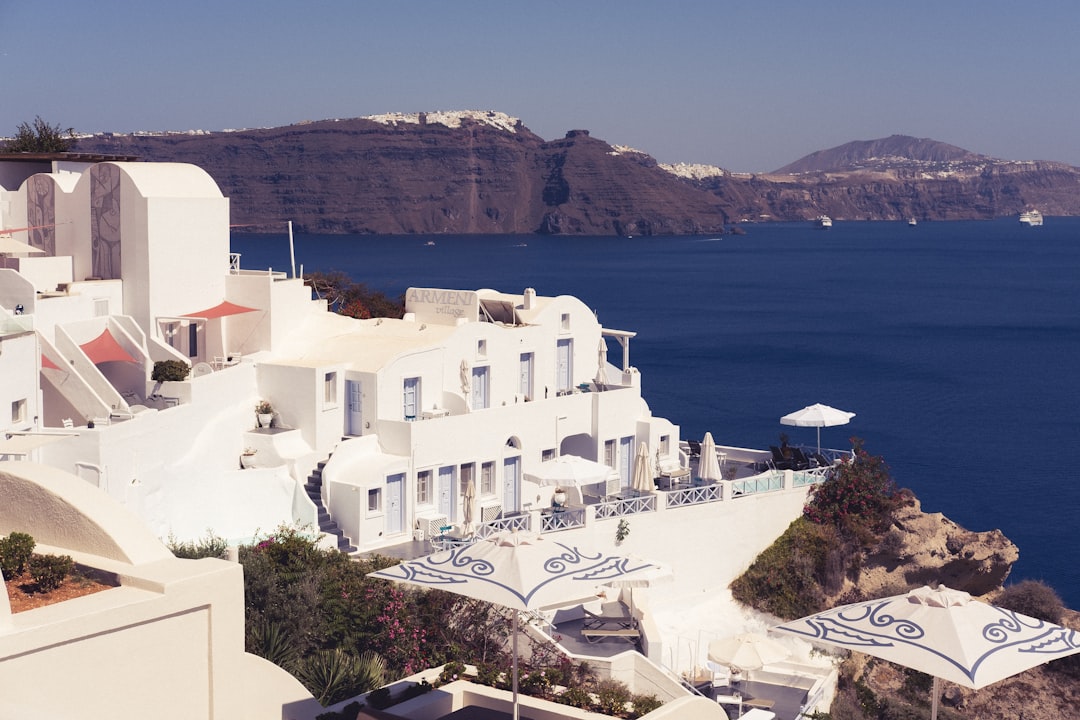 Santorini cave hotel (Photo via Unsplash)